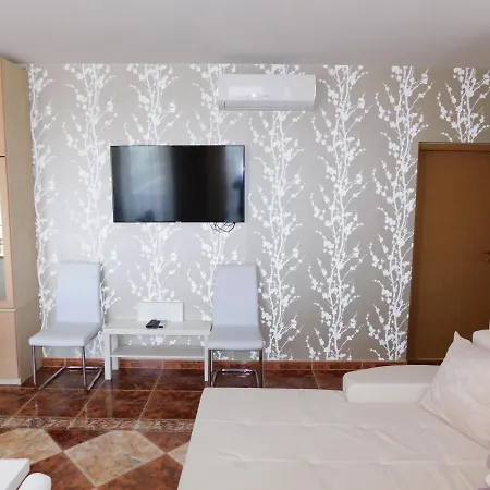 Lelle Grand Apartman * 발라톤엘
